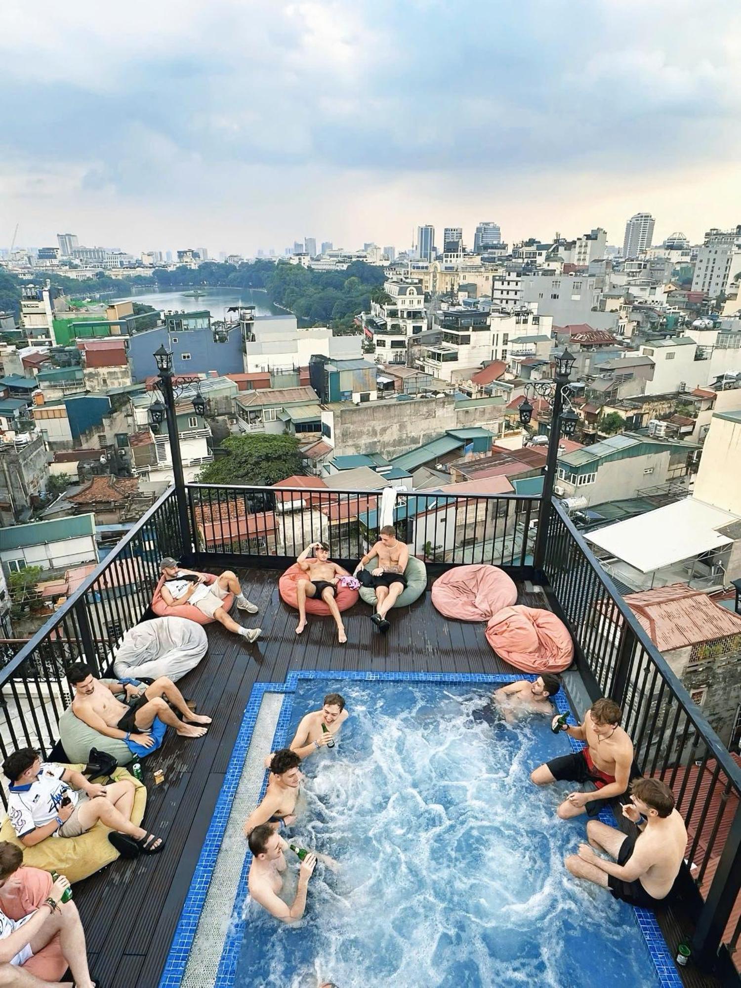Lakeview Backpackers Hostel & Rooftop Bar - Hanoi